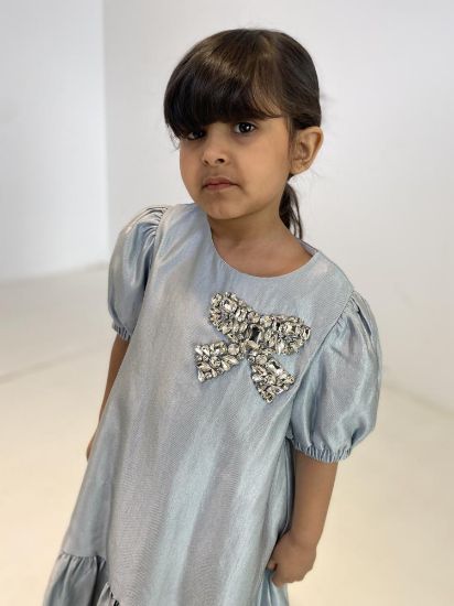 صورة فستان ازرق فاتح مع فينكة الؤلؤ على الصدر الانيقه